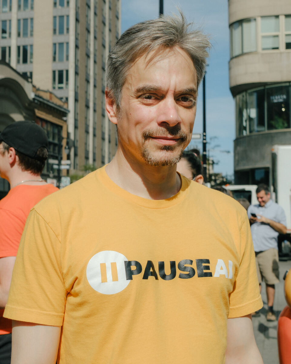 Jeremy Eliosoff porte un chandail jaune PauseIA à la manifestation de Montréal